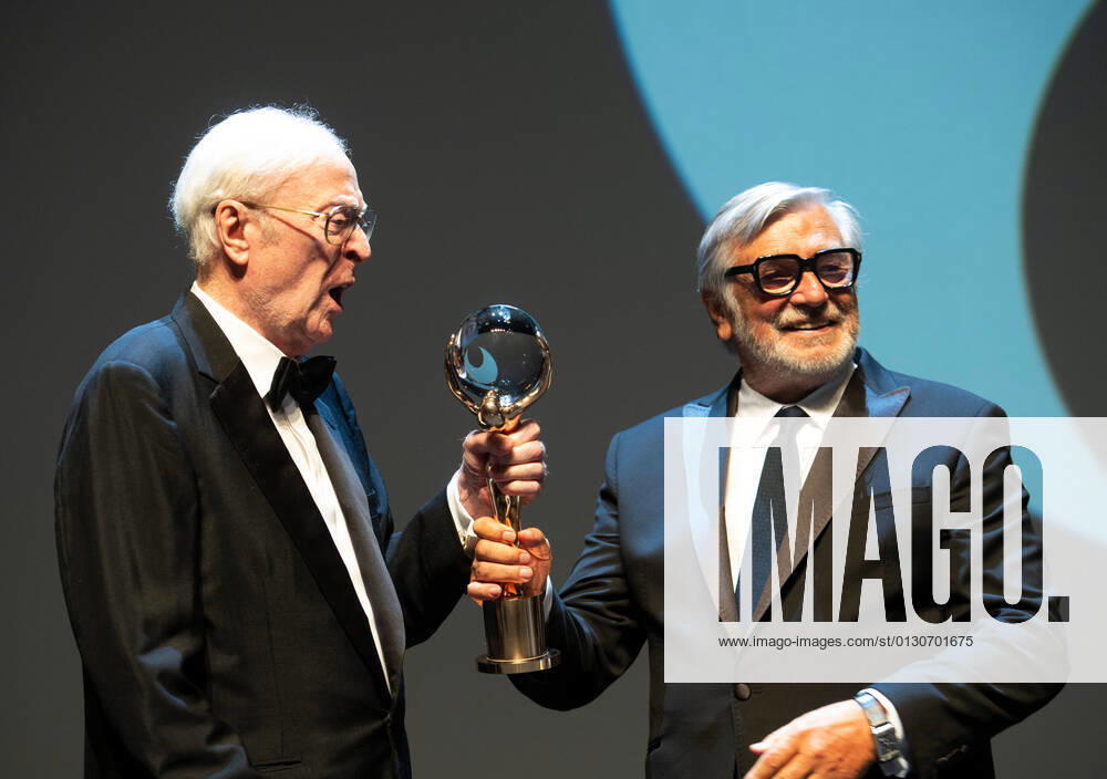 Karlovy Vary International Film Festival - Michael Caine erhält Auszeichnung für sein Lebenswerk Oscar-winning English actor Michael Caine (left) receives award for his outstanding contribution to world cinema from President of Festival Jiri Bartoska at the 55th edition of the Karlovy Vary International Film Festival, Friday, August 20, 2021. The international film festival returns to the Czech spa of Karlovy Vary after two years due to a delay caused by the coronavirus pandemic. (CTKxPhoto KaterinaxSulova) CTKPhotoP2021082007133 suk002