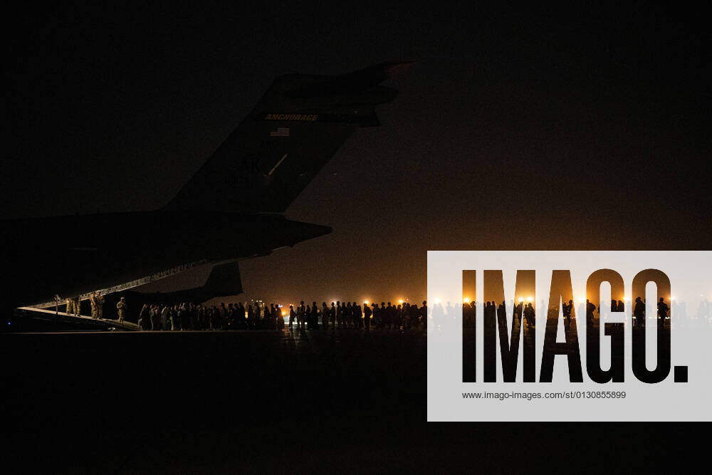 KW33 Civilians board a plane during an evacuation at Hamid Karzai International Airport, in Kabul, Afghanistan, on August 19, 2021. U.S. soldiers are assisting the Department of State with an orderly drawdown of designated personnel in Afghanistan. WAX2021082119 STAFFxSGT.xBRANDONxCRIBELAR