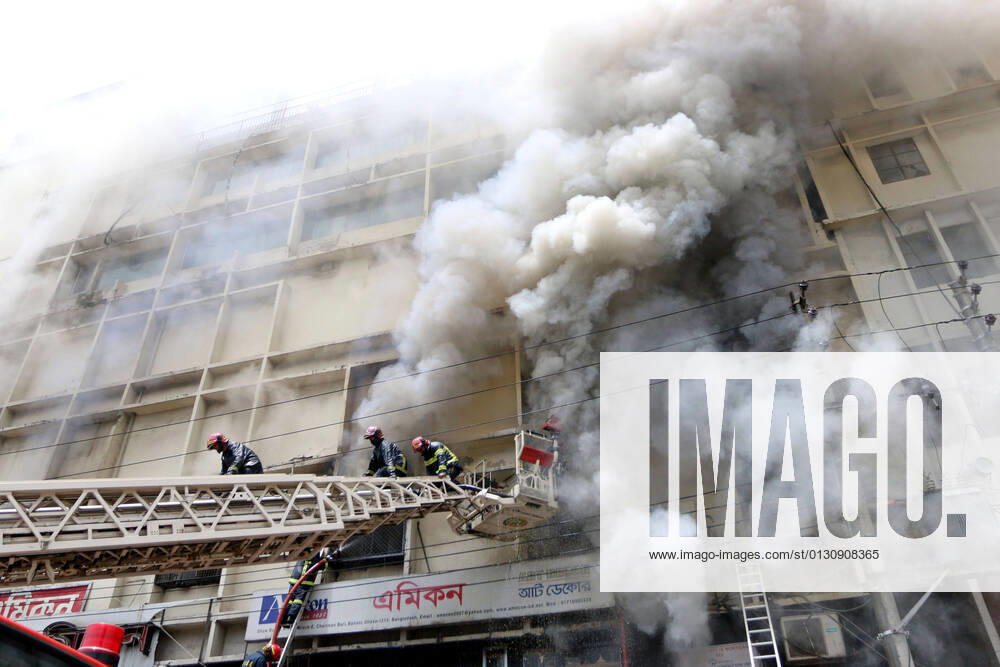 Dhaka, Bangladesh - Firefighters have tamed a fire that broke out on the third floor of a six-story building in Chairmanbari area of Dhaka s Banani District. Dhaka Bangladesh - ZUMAr336 20210821_szp_r336_834