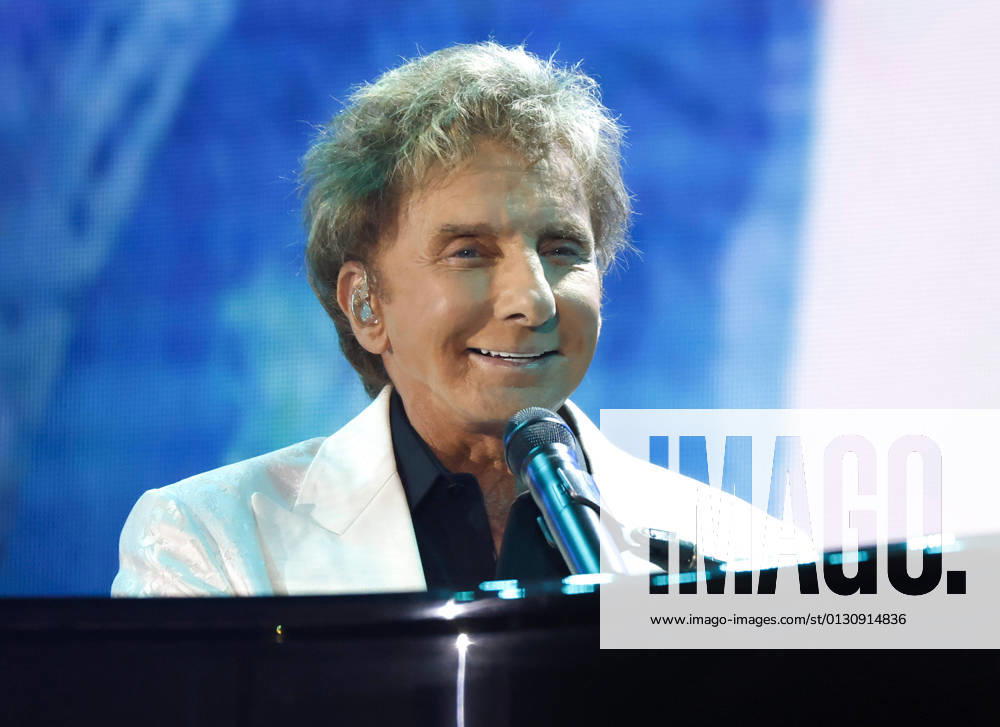 Barry Manilow performs before being interrupted to be notified of the canceling of the We Love NYC: The Homecoming Concert due to thunderstorms and lightning In Central Park in New York City on Saturday, August 21, 2021. NYP20210821105 JohnxAngelillo