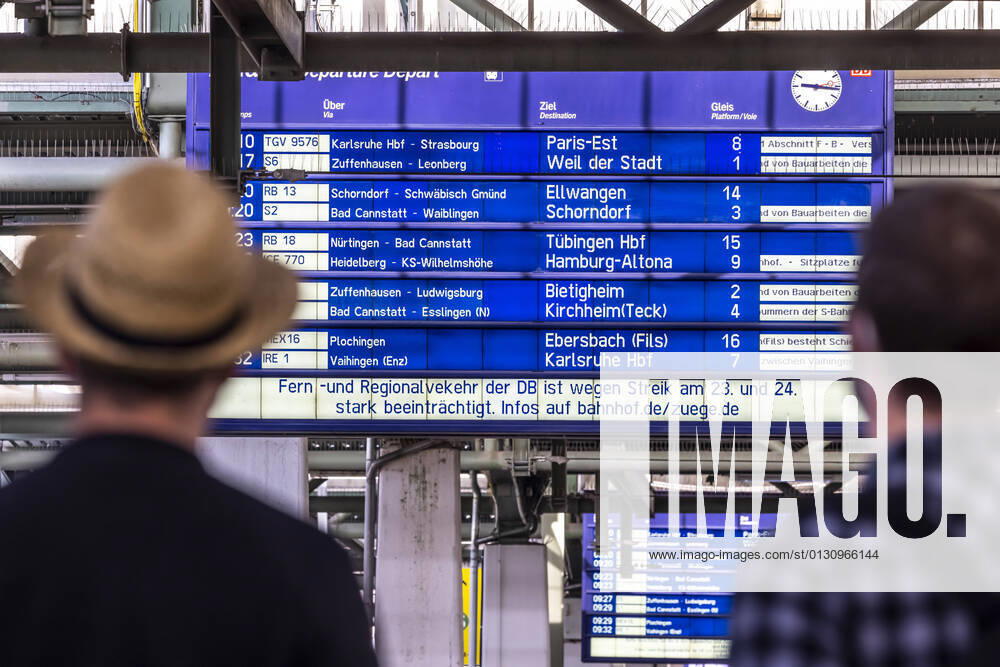 Zweiter Streik der GDL Lokführer innerhalb weniger Tage. Infotafel im Hauptbahnhof Stuttgart. Auf Kunden der Deutschen Bahn kommen Streiktage mit Zugausfällen und Verspätungen zu. 22.08.2021: Deutschland, Baden-Württemberg, Stuttgart.