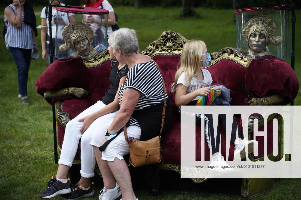 Bilder des Jahres 2021, Entertainment 08 August Entertainment Themen der Woche KW33 Die lebende Couch bei der Potsdamer Schlössernacht 2021 im Schlosspark Sanssouci. Potsdam