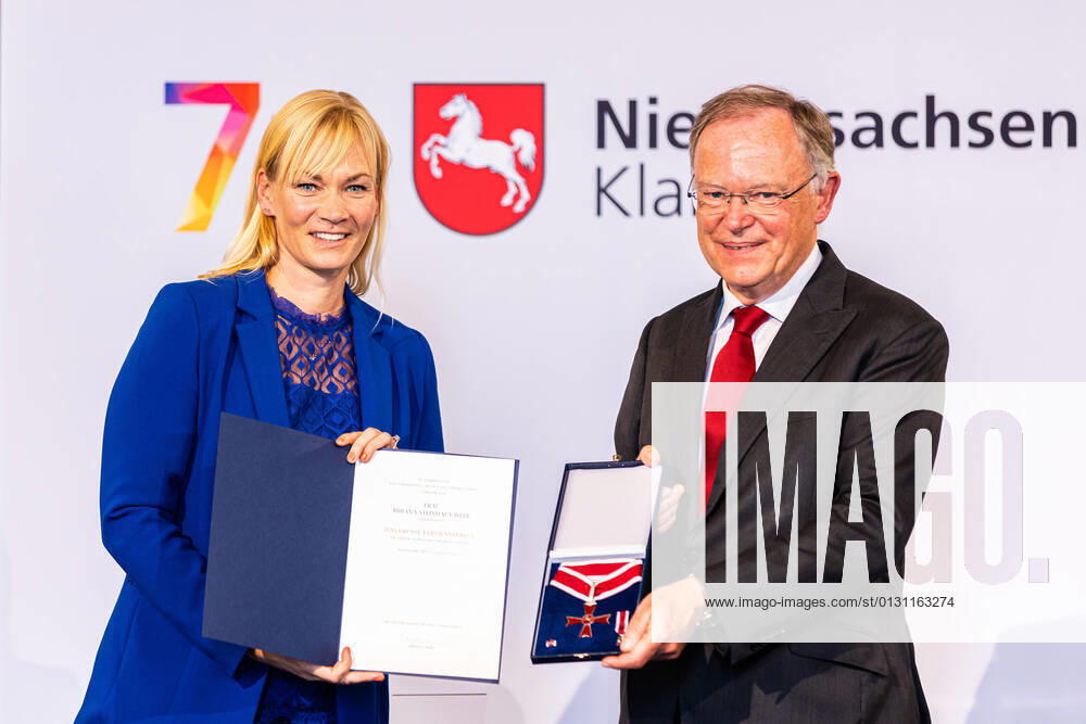 Hannover, Deutschland 23. August 2021: News - 2021 - Verleihung Niedersaechsischer Verdienstorden - 23.08.2021 v. li. Bibiana Steinhaus-Webb und Ministerpraesident Stephan Weil (SPD), posieren nach der Übergabe des Grossen Verdienstkreuz an Steinhaus-Webb. Anlaesslich des 75-jaehrigen Jubilaeums von Niedersachsen, wird der Niedersaechsische Verdienstorden an verschiedene Buergerinnen und Buerger im Galeriegebaeude Herrenhausen verliehen. Niedersachsen