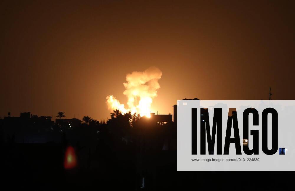 Khan Yunis, Gaza Strip, Palestinian Territory: A fireball rises following an Israel air strike in Khan Yunis in the southern Gaza Strip, late on August 23, 2021. Israel launched airstrikes against Gaza, a source inside the enclave said, after incendiary balloons launched from the strip started fires in the country s south Khan Yunis Palestinian Territory - ZUMAap3_ 20210823_zaf_ap3_161