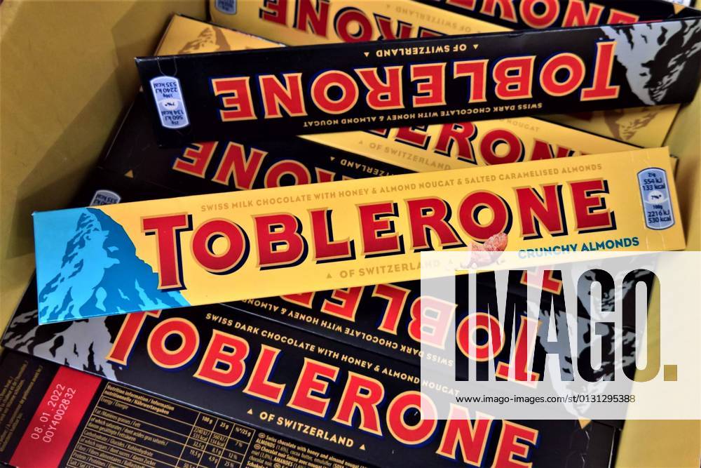 Toblerone ist eine Schweizer Schokoladenmarke, die seit 1990 vom US-amerikanischen Hersteller Mondelez International (fruehere Kraft Foods) produziert und in 122 Laendern der Welt verkauft wird. Urspruenglich wurde die Toblerone von Tobler und Cie hergestellt. Die weltweit einzige Tobleronefabrik ist in Bern. Die Toblerone hat einen dreieckigen Querschnitt und ist in verschiedenen Groessen erhaeltlich - wahlweise als Vollmilch-, Zartbitter- oder weisse Schokolade. Sie ist mit Montelimarnougat angereichert