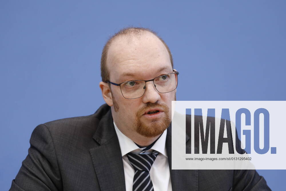 KW34 Marcus Grotian, Vorsitzender des Patenschaftsnetzwerks Afghanische Ortskräfte und Offizier bei der Bundeswehr, Deutschland, Berlin, Bundespressekonferenz, Thema: Lage der Ortskräfte in Afghanistan