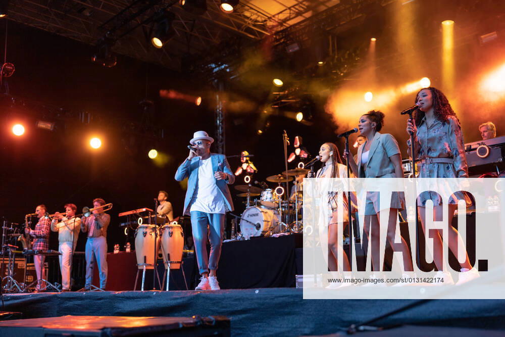 Der Hip Hop Funk und Soul Musiker Jan Delay (Jan Philipp Eißfeldt) und die Band Disko No. 1 beim Live Auftritt auf dem Kunst!Rasen Bonn Gronau. Veranstalter ELHart Promotion GmbH Bonn Gronau NRW Deutschland