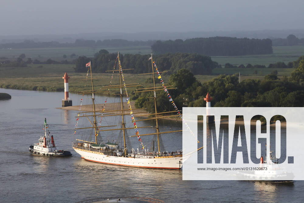 Dreimaster SCHULSCHIFF DEUTSCHLAND wird von zwei Schleppern auf der Weser von Bremen nach Bremerhaven geschleppt, wo das letzte deutsche Vollschiff im Neuen Hafen der Havenwelten als Museumsschiff liegen wird.