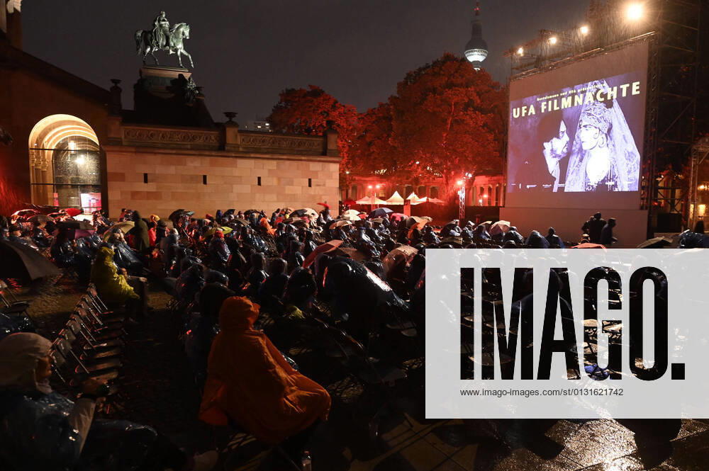 Bilder des Jahres 2021, Entertainment 08 August Entertainment Themen der Woche KW34 Eröffnungsabend der UFA Filmnächte mit dem Screening des Ernst Lubitsch Films Carmen auf dem Kolonnadenhof der Museumsinsel. Berlin
