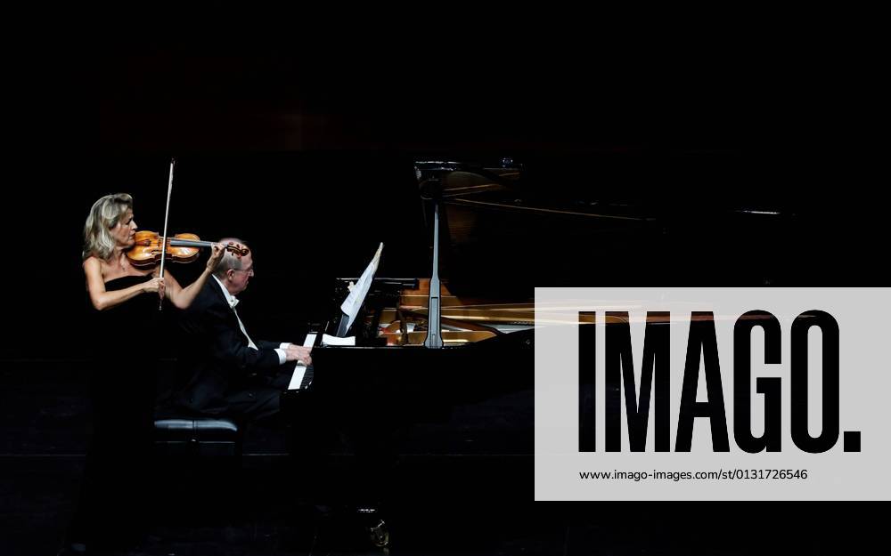Bilder des Jahres 2021, Entertainment 08 August Entertainment Themen der Woche KW34 German violinist Anne-Sophie Mutter (L) and US pianist Lambert Orkis perform during a concert at the Musical Quincena festival of San Sebastian, Basque Country, northern Spain, 26 August 2021. Anne-Sophie Mutter and Lambert Orkis perfrom at San Sebastian !ACHTUNG: NUR REDAKTIONELLE NUTZUNG!