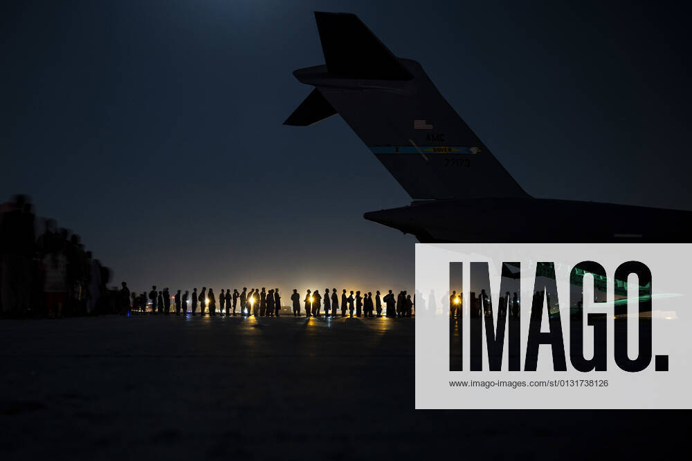 Kabul, Afghanistan - A aircrew, assigned to the 816th Expeditionary Airlift Squadron, prepare to load qualified evacuees aboard a C-17 Globemaster III aircraft in support of Afghanistan evacuation at Hamid Karzai International Airport, Afghanistan, Aug. 21, 2021. The Department of Defense is committed to supporting the U.S. State Department in the departure of U.S. and allied civilian personnel from Afghanistan, and to evacuate Afghan allies safely. ( Senior Airman Taylor Crul) Kabul Afghanistan - ZUMAz03_ 20210821_sop_z03_345