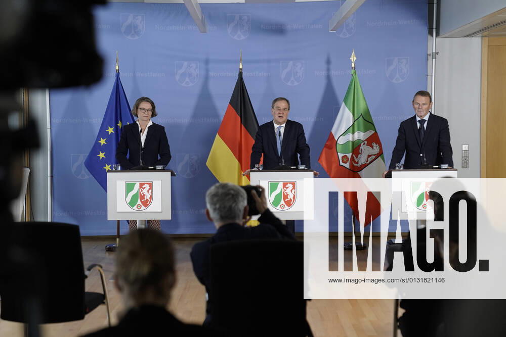 KW34 Staatskanzlei-NRW Pressekonferenz zum Wiederaufbau nach der Flutkatastrophe Aktuell, 27.08.2021, Duesseldorf, Armin Laschet Ministerpraesident von Nordrhein-Westfalen, CDU-Vorsitzender und Kanzlerkandidat gemeinsam mit Ina Scharrenbach Ministerin fuer Heimat, Kommunales, Bauen und Gleichstellung sowie Fritz Jaeckel Hauptgeschaeftsfuehrer der IHK in Muenster in der Pressekonferenz zum Thema Wiederaufbau nach der Flutkatastrophe in Nordrhein-Westfalen in der Staatskanzlei in Duesseldorf Duesseldorf Nordrhein-Westfalen Deutschland