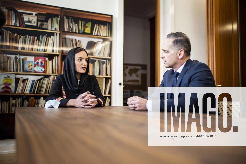 Heiko Maas (R), Bundesaussenminister, trifft Zarifa Ghafari (L), Frauenrechtlerin und Buergermeisterin in Afghanistan, zu einem Gespraech in Berlin, 27.08.2021. Berlin Germany