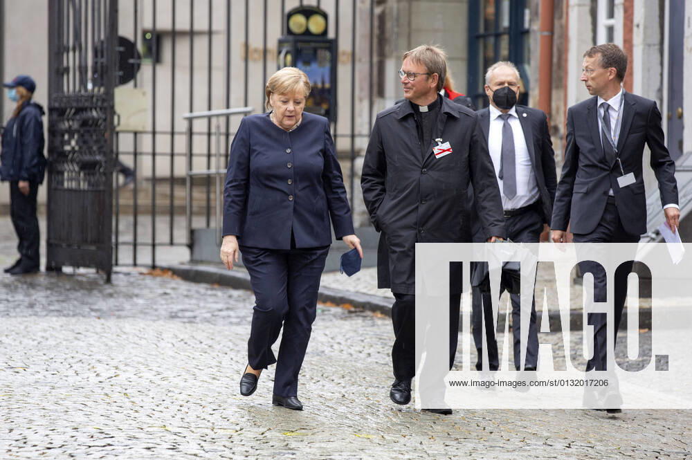Angela Merkel und Karl Jüsten beim ökumenischen Gottesdienst für die Opfer der Flutkatastrophe im Hohen Dom zu Aachen. Aachen