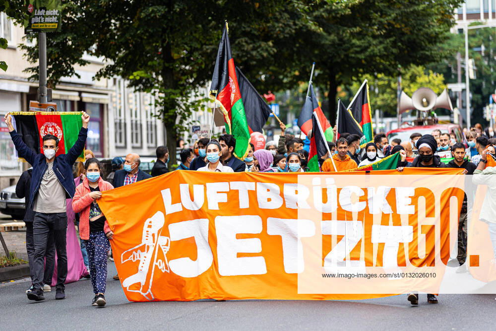 Hannover, Deutschland 28. August 2021: News - 2021 - Demonstration des Buendnis Seebruecke - 28.08.2021 Der Demonstrationszug laeuft durch die Stadt. Auf dem vorderen Transparent ist die Aufschrift Luftbrücke jetzt zu sehen. Das Buendnis Seebruecke fordert unter dem Motto Luftbruecke jetzt! die Fortsetzung der Evakuierung von afghanischen Ortskraeften und Partnern der Bundesregierung und Bundeswehr aus Afghanistan, nachdem die radikal-islamischen Taliban die Macht dort uebernommen haben. Niedersachsen