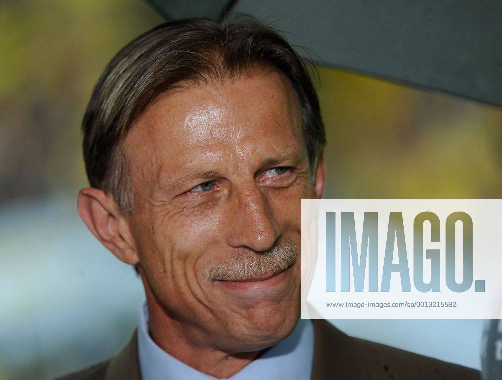 1.Bundesliga, Borussia Dortmund - Eintracht Frankfurt v.l. Trainer Christoph Daum (Eintracht Frankfurt)