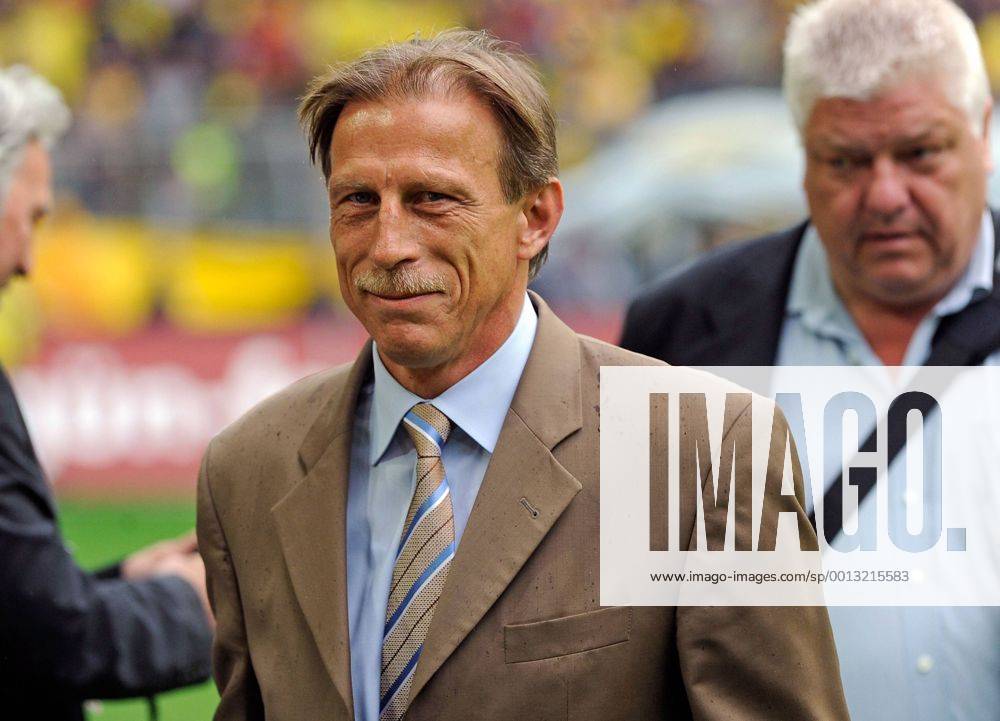 1.Bundesliga, Borussia Dortmund - Eintracht Frankfurt v.l. Trainer Christoph Daum (Eintracht Frankfurt)
