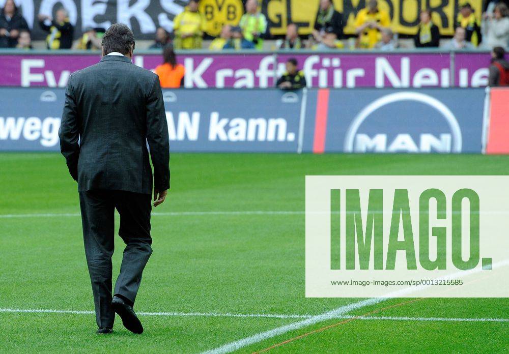 1.Bundesliga, Borussia Dortmund - Eintracht Frankfurt v.l. Heribert Bruchhagen (Vorstandsvorsitzender der Eintracht Frankfurt Fussball AG) schleicht vom Platz