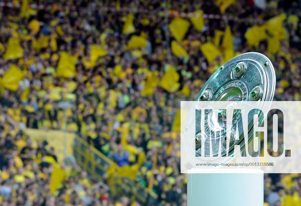 1.Bundesliga, Borussia Dortmund - Eintracht Frankfurt v.l. Meisterschaftsschale