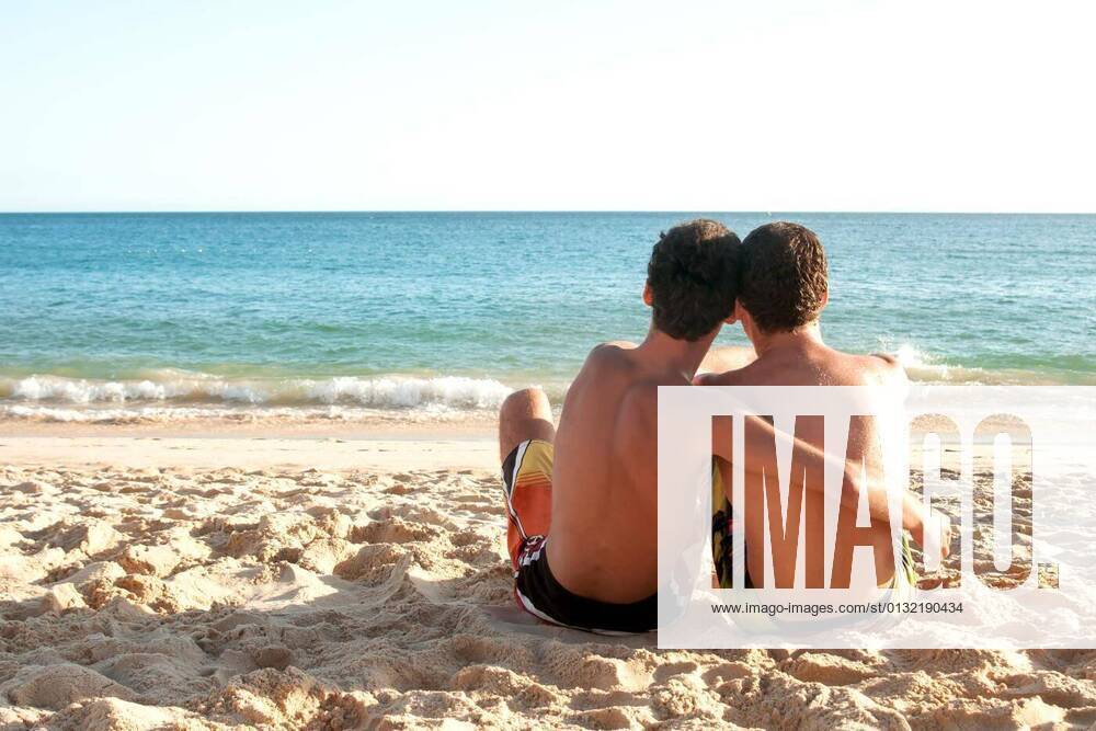 IMAGO Creative: Pride Month 2022, Engagement der Jugendlichen Boys couple model released, Symbolfoto, 03.11.2015 10:59:13,