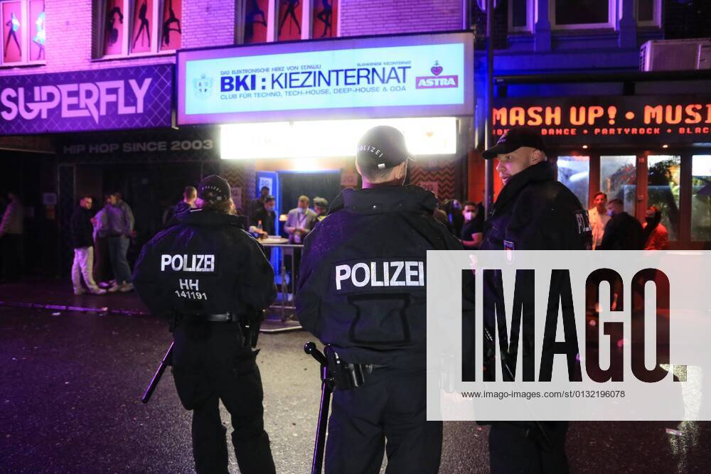 KW34 Hamburg der 28.08.2021 - Punkt 0:00 Uhr öffnete das Blankenese Kiezinternat in der Großen Freiheit 10 seine Türen. Mit Inkrafttreten der 2G Regeln wollte Clubchef Said Abou-Chabab mit rund 120 Gästen auf dem Kiez feiern. Doch das Vergnügen war nur von kurzer Dauer. Um 1:35 Uhr beendeten Polizei und Gesundheitsamt die Party, so der Führungs- und Lagedienst der Polizei. Innerhalb des BKI:Kiezinternates wurden zahlreiche Verstöße gegen die Maskenpflicht festgestellt. Außerdem waren einige Gäste und auch ein Türsteher nicht geimpft. Um 2:26 Uhr war dann auch der letzte Gast aus dem Laden und die polizeilichen Maßnahmen abgeschlossen. Erste 2G-Party auf dem Kiez vom Gesundheitsamt beendet, Hamburg Hamburg Deutschland St. Pauli