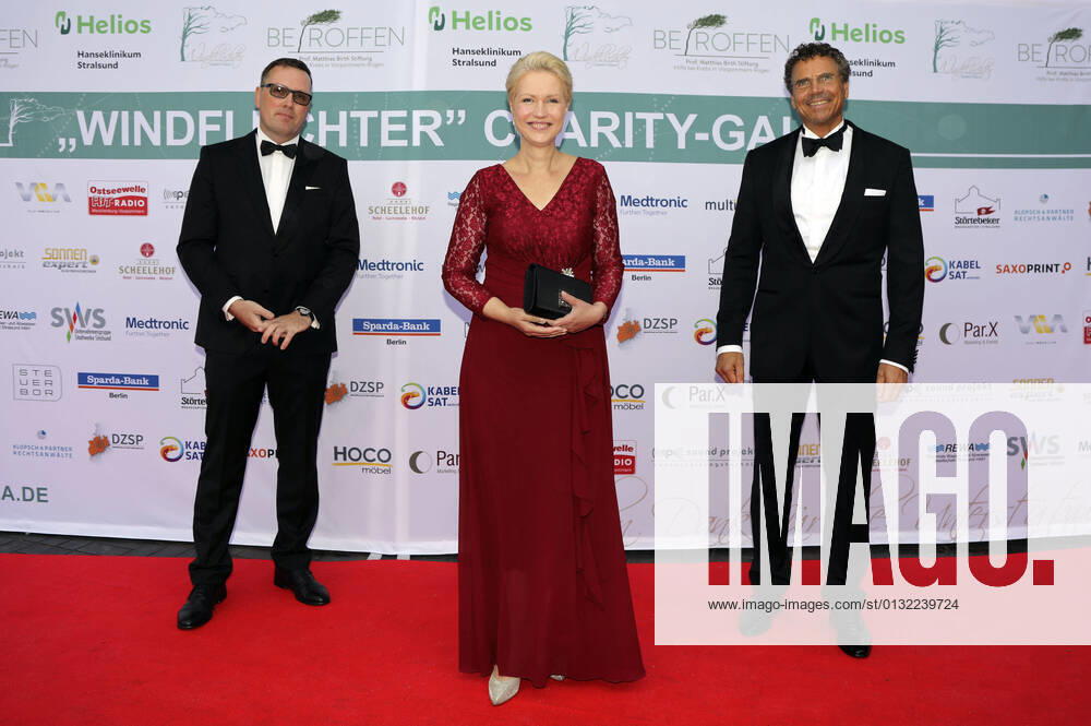 Bilder des Jahres 2021, Entertainment 08 August Entertainment Themen der Woche KW34 Thomas Knüppel, Manuela Schwesig und Matthias Birth bei der 4. Windflüchter Charity Gala zu Gunsten der Stiftung Betroffen˜ im Störtebeker Brauquartier. Stralsund