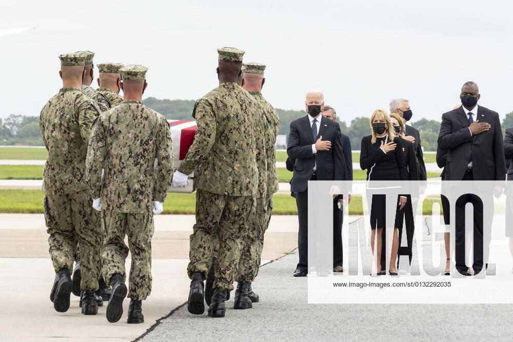 STYLELOCATIONU.S President Joe Biden, First Lady Jill Biden and Defense Secretary Lloyd Austin III salute during the transfers of the remains of Navy Corpsman Maxton W. Soviak at Dover Air Force Base August 29, 2021 in Dover, Delaware. The remains of 11 Marines, a Navy medic and an Army staff sergeant, killed in Afghanistan were airlifted home. Dover United States of America - ZUMAp138 20210829_zaa_p138_013