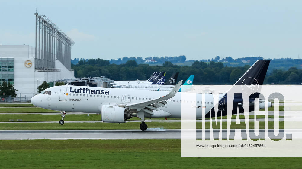 Ein Airbus A320-271N, A320neo der Fluglinie Lufthansa, Airline, Fluggesellschaft mit dem Kennzeichen, der Registrierung D-AINN bei der Landung auf der Startbahn, Landebahn am Flughafen, Airport München, Symbolfoto, Symbolbild Luftfahrt, Flugzeug, Urlaub, Geschäftsreise, Wirtschaft, Fliegerei, 29.08.2021, Erdinger Moos (Deutschland), Wirtschaft, Reisen, Flugzeuge am Flughafen München