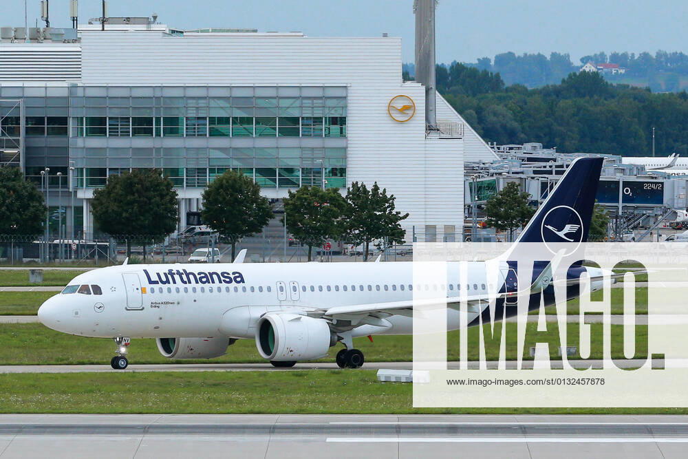 Ein Airbus A320-271N, A320neo der Fluglinie Lufthansa, Airline, Fluggesellschaft mit dem Kennzeichen, der Registrierung D-AINV rollt zum Start auf die Startbahn, auf einem Rollweg, Taxiway, beim Rollen, Rollverkehr am Flughafen, Airport München, Symbolfoto, Symbolbild Luftfahrt, Flugzeug, Urlaub, Geschäftsreise, Wirtschaft, Fliegerei, 29.08.2021, Erdinger Moos (Deutschland), Wirtschaft, Reisen, Flugzeuge am Flughafen München