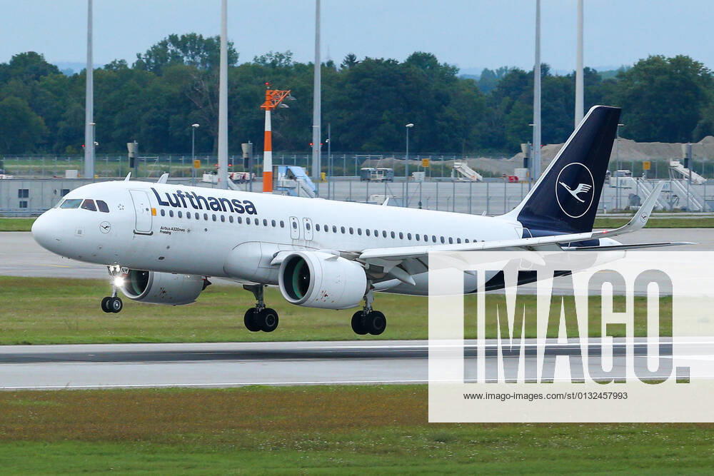 Ein Airbus A320-271N, A320neo der Fluglinie Lufthansa, Airline, Fluggesellschaft mit dem Kennzeichen, der Registrierung D-AINM bei der Landung auf der Startbahn, Landebahn am Flughafen, Airport München, Symbolfoto, Symbolbild Luftfahrt, Flugzeug, Urlaub, Geschäftsreise, Wirtschaft, Fliegerei, 29.08.2021, Erdinger Moos (Deutschland), Wirtschaft, Reisen, Flugzeuge am Flughafen München