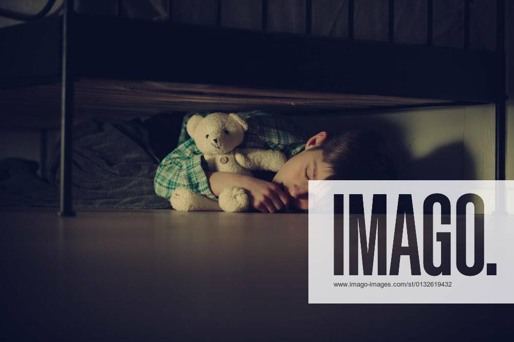 Scared Boy Sleeping Under his Bed with Teddy Bear model released, Symbolfoto, 31.01.2016 02:39:19,