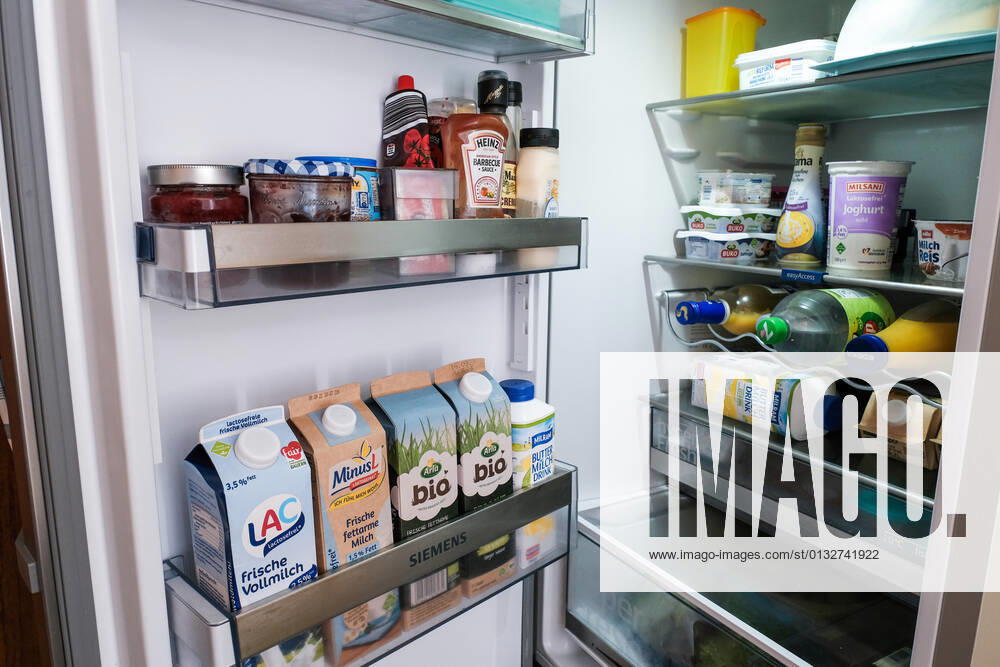 Düsseldorf 02.09.2021 prall gefüllter Kühlschrank offen offener offenen ( Eisschrank ) Lebensmittel Milch Getränke Käse Marmelade Minus L Milch laktosefrei Laktoseintoleranz Essen Margarine Joghurt Lebenshaltungskosten Energie Strom Stromkosten Energie-Effizienz Energieeffizienz Energieeinsparverordnung Energieverbrauch Nebenkosten Mietnebenkosten Flügeltür Flügeltüre frisch haltbar Lagerung Haltbarkeitsdatum Temperatur weisse Ware Vorrat Hamsterkauf Hamsterkäufe Supermarkt Discounter Stromverbrauch Klimakiller Klima Umweltschutz Warenkorb Preissteigerung Preiserhöhung Preisindize Hartz IV Satz Preisstatistik Lebenshaltungskosten Arbeitslosengeld Grundsicherung Sozialleistungen Existenzminimum Regelsatz Düsseldorf Nordrhein-We