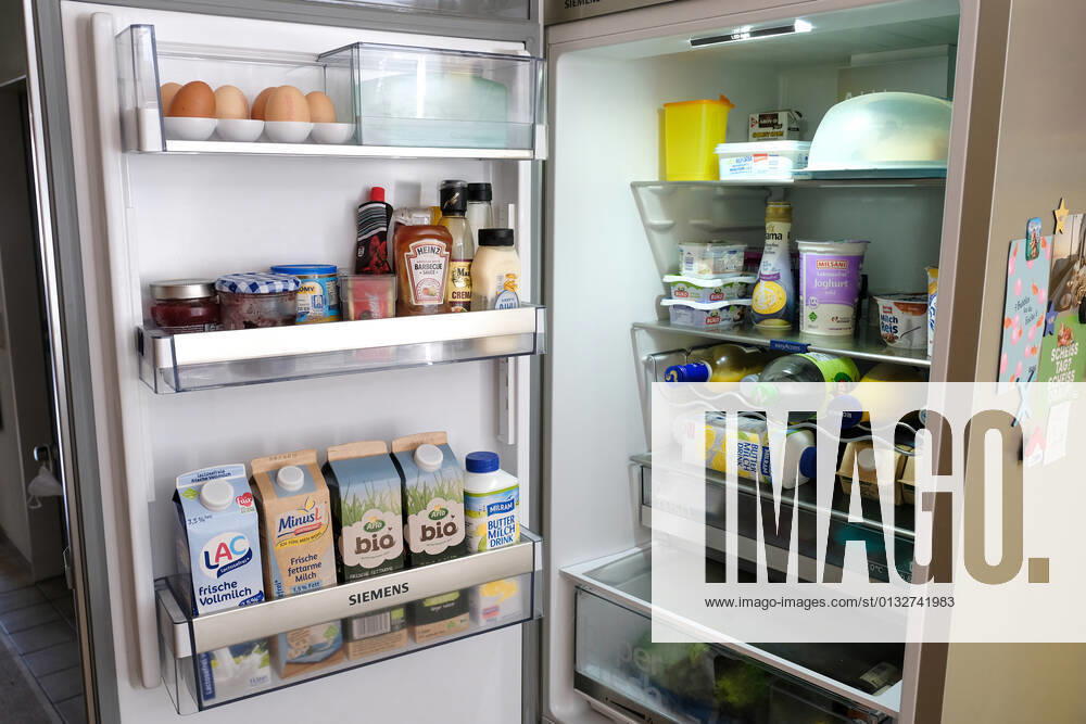 Düsseldorf 02.09.2021 prall gefüllter Kühlschrank offen offener offenen ( Eisschrank ) Lebensmittel Milch Getränke Käse Marmelade Minus L Milch laktosefrei Laktoseintoleranz Essen Margarine Joghurt Lebenshaltungskosten Energie Strom Stromkosten Energie-Effizienz Energieeffizienz Energieeinsparverordnung Energieverbrauch Nebenkosten Mietnebenkosten Flügeltür Flügeltüre frisch haltbar Lagerung Haltbarkeitsdatum Temperatur weisse Ware Vorrat Hamsterkauf Hamsterkäufe Supermarkt Discounter Stromverbrauch Klimakiller Klima Umweltschutz Warenkorb Preissteigerung Preiserhöhung Preisindize Hartz IV Satz Preisstatistik Lebenshaltungskosten Arbeitslosengeld Grundsicherung Sozialleistungen Existenzminimum Regelsatz Düsseldorf Nordrhein-We