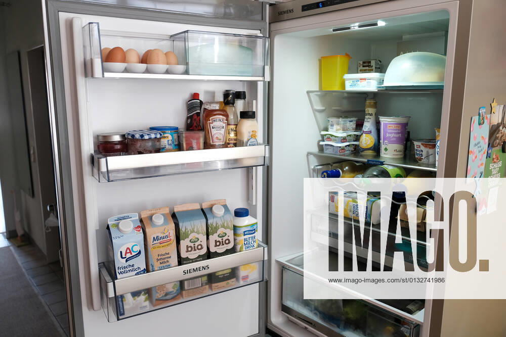 Düsseldorf 02.09.2021 prall gefüllter Kühlschrank offen offener offenen ( Eisschrank ) Lebensmittel Milch Getränke Käse Marmelade Minus L Milch laktosefrei Laktoseintoleranz Essen Margarine Joghurt Lebenshaltungskosten Energie Strom Stromkosten Energie-Effizienz Energieeffizienz Energieeinsparverordnung Energieverbrauch Nebenkosten Mietnebenkosten Flügeltür Flügeltüre frisch haltbar Lagerung Haltbarkeitsdatum Temperatur weisse Ware Vorrat Hamsterkauf Hamsterkäufe Supermarkt Discounter Stromverbrauch Klimakiller Klima Umweltschutz Warenkorb Preissteigerung Preiserhöhung Preisindize Hartz IV Satz Preisstatistik Lebenshaltungskosten Arbeitslosengeld Grundsicherung Sozialleistungen Existenzminimum Regelsatz Düsseldorf Nordrhein-We