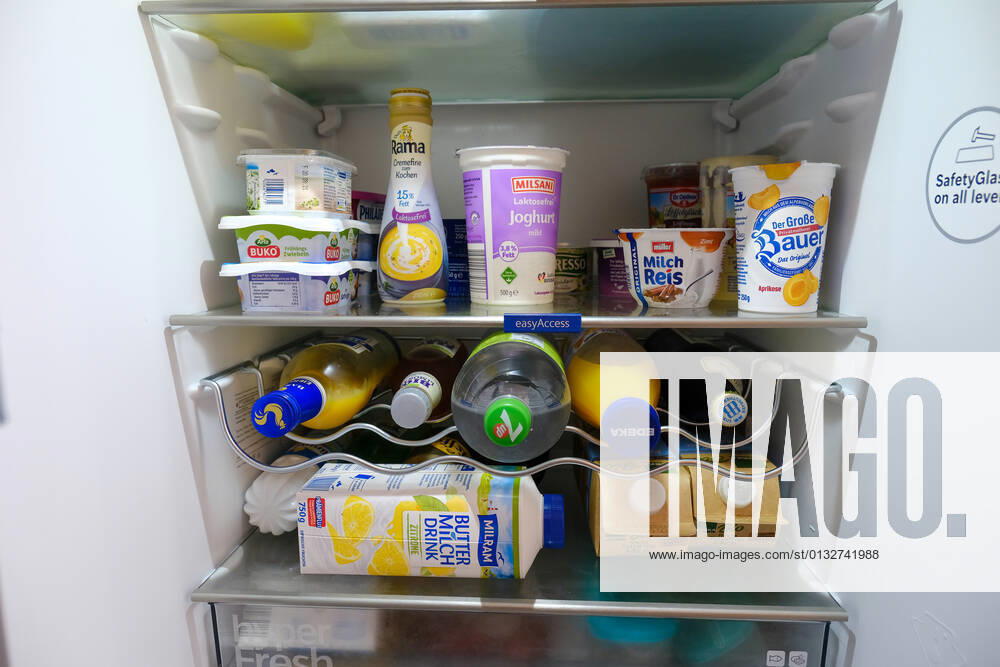 Düsseldorf 02.09.2021 prall gefüllter Kühlschrank offen offener offenen ( Eisschrank ) Lebensmittel Milch Getränke Käse Marmelade Minus L Milch laktosefrei Laktoseintoleranz Essen Margarine Joghurt Lebenshaltungskosten Energie Strom Stromkosten Energie-Effizienz Energieeffizienz Energieeinsparverordnung Energieverbrauch Nebenkosten Mietnebenkosten Flügeltür Flügeltüre frisch haltbar Lagerung Haltbarkeitsdatum Temperatur weisse Ware Vorrat Hamsterkauf Hamsterkäufe Supermarkt Discounter Stromverbrauch Klimakiller Klima Umweltschutz Warenkorb Preissteigerung Preiserhöhung Preisindize Hartz IV Satz Preisstatistik Lebenshaltungskosten Arbeitslosengeld Grundsicherung Sozialleistungen Existenzminimum Regelsatz Düsseldorf Nordrhein-We