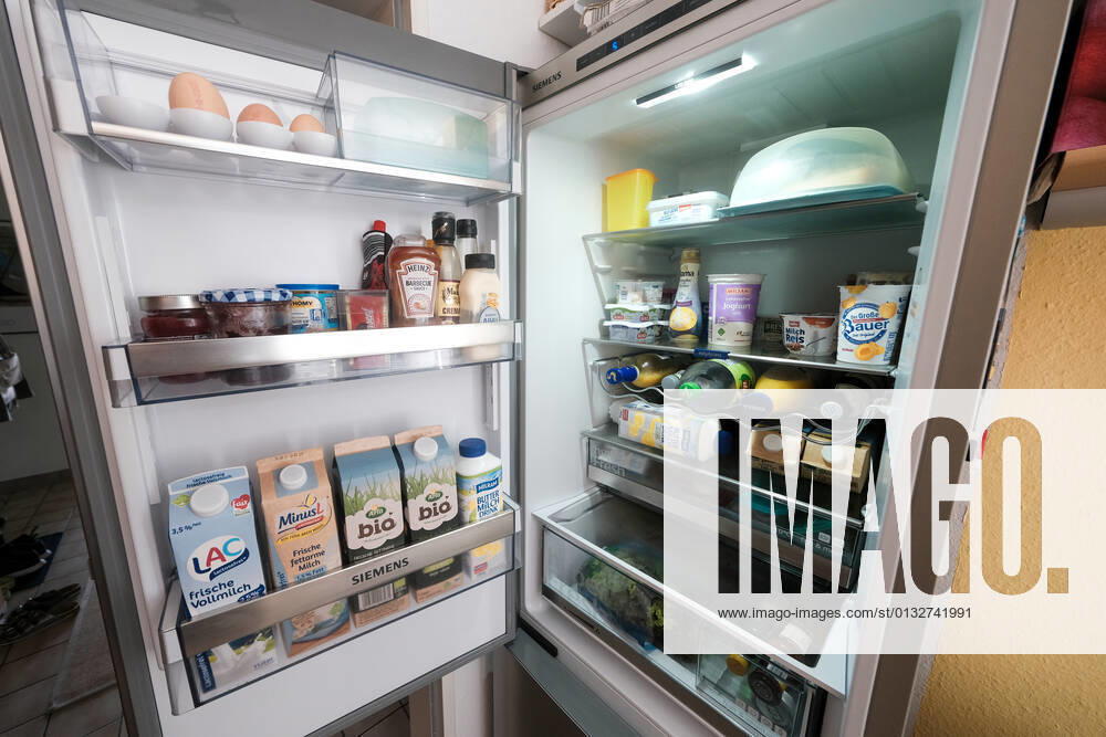 Düsseldorf 02.09.2021 prall gefüllter Kühlschrank offen offener offenen ( Eisschrank ) Lebensmittel Milch Getränke Käse Marmelade Minus L Milch laktosefrei Laktoseintoleranz Essen Margarine Joghurt Lebenshaltungskosten Energie Strom Stromkosten Energie-Effizienz Energieeffizienz Energieeinsparverordnung Energieverbrauch Nebenkosten Mietnebenkosten Flügeltür Flügeltüre frisch haltbar Lagerung Haltbarkeitsdatum Temperatur weisse Ware Vorrat Hamsterkauf Hamsterkäufe Supermarkt Discounter Stromverbrauch Klimakiller Klima Umweltschutz Warenkorb Preissteigerung Preiserhöhung Preisindize Hartz IV Satz Preisstatistik Lebenshaltungskosten Arbeitslosengeld Grundsicherung Sozialleistungen Existenzminimum Regelsatz Düsseldorf Nordrhein-We