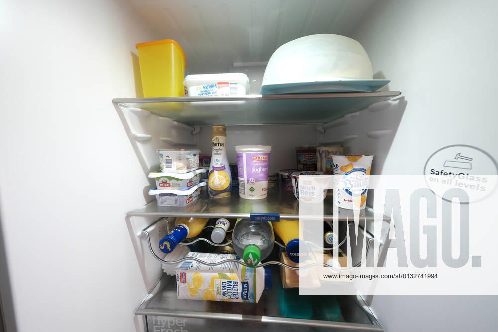 Düsseldorf 02.09.2021 prall gefüllter Kühlschrank offen offener offenen ( Eisschrank ) Lebensmittel Milch Getränke Käse Marmelade Minus L Milch laktosefrei Laktoseintoleranz Essen Margarine Joghurt Lebenshaltungskosten Energie Strom Stromkosten Energie-Effizienz Energieeffizienz Energieeinsparverordnung Energieverbrauch Nebenkosten Mietnebenkosten Flügeltür Flügeltüre frisch haltbar Lagerung Haltbarkeitsdatum Temperatur weisse Ware Vorrat Hamsterkauf Hamsterkäufe Supermarkt Discounter Stromverbrauch Klimakiller Klima Umweltschutz Warenkorb Preissteigerung Preiserhöhung Preisindize Hartz IV Satz Preisstatistik Lebenshaltungskosten Arbeitslosengeld Grundsicherung Sozialleistungen Existenzminimum Regelsatz Düsseldorf Nordrhein-We
