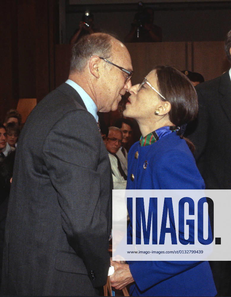 IMAGO ICONS: Ruth Bader Ginsburg Berühmte Feministinnen, Ruth Bader Ginsburg July 20, 1993, Washington, District of Columbia, USA: Judge Ruth Bader Ginsburg of the United States Court of Appeals for the District of Columbia, right, kisses her husband, Martin D. Ginsburg, left, prior to her confirmation hearing as Associate Justice of the US Supreme Court .before the US Senate Committee on the Judiciary on Capitol Hill in Washington, DC on July 20, 1993. If confirmed, Judge Ginsburg will replace retiring Associate Justice Byron R. White Washington USA - ZUMAs152 19930720_zaa_s152_007