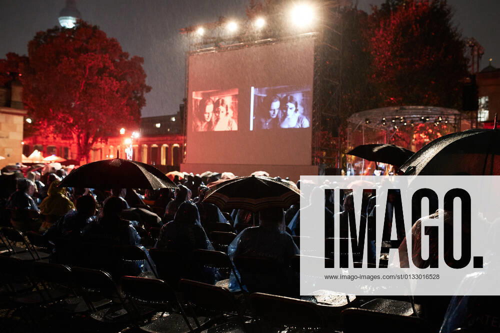 Eröffnungsabend der UFA Filmnächte Atmosphäre beim Eröffnungsabend der UFA Filmnächte mit der Welturaufführung der restaurierten Fassung von Ernst Lubitschs Meisterwerk Carmen. Vom 25. bis zum 27. August 2021 präsentieren Bertelsmann und die UFA an drei Abenden Meilensteine der Kinogeschichte - vor Publikum, Open-Air und mit Live-Musik.