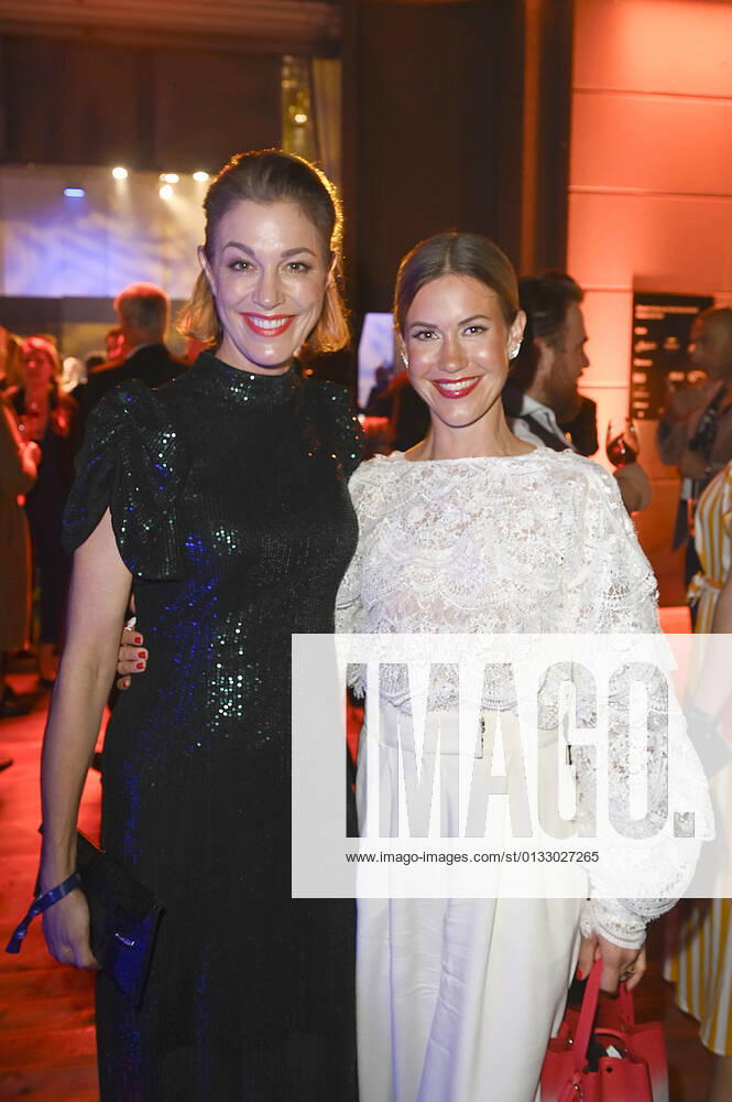 Julia Stinshoff und Wolke Hegenbarth bei der Verleihung des Deutschen Schauspielpreises 2021 im Restaurant Spindler & Klatt. Berlin
