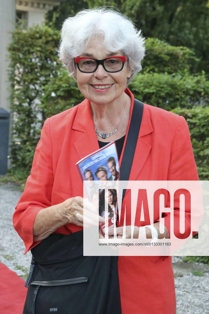 Regina Lemnitz bei der Premiere des Theaterstücks Dinge, die ich sicher weiß im Schloßpark Theater. Berlin