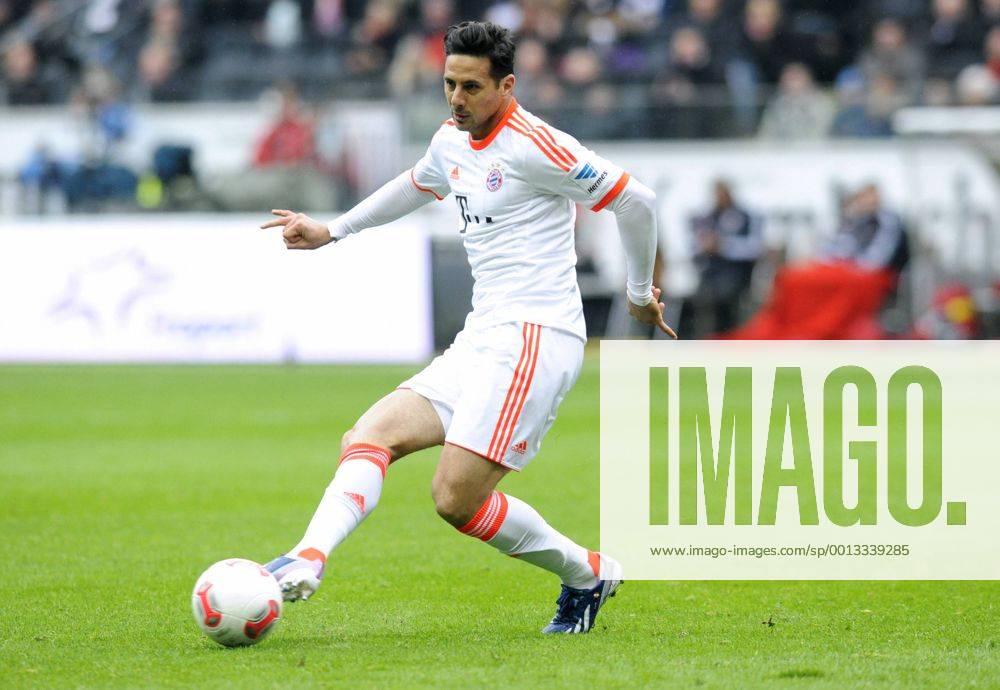 Fussball-Bundesliga, Deutschland, Herren, Saison 2012 2013, 28. Spieltag, Commerzbank-Arena Frankfurt M., Eintracht Frankfurt (rot) - FC Bayern München, FCB (weiss) 0:1; Claudio Pizarro (FCB). Aktion, Einzelbild, Freisteller.