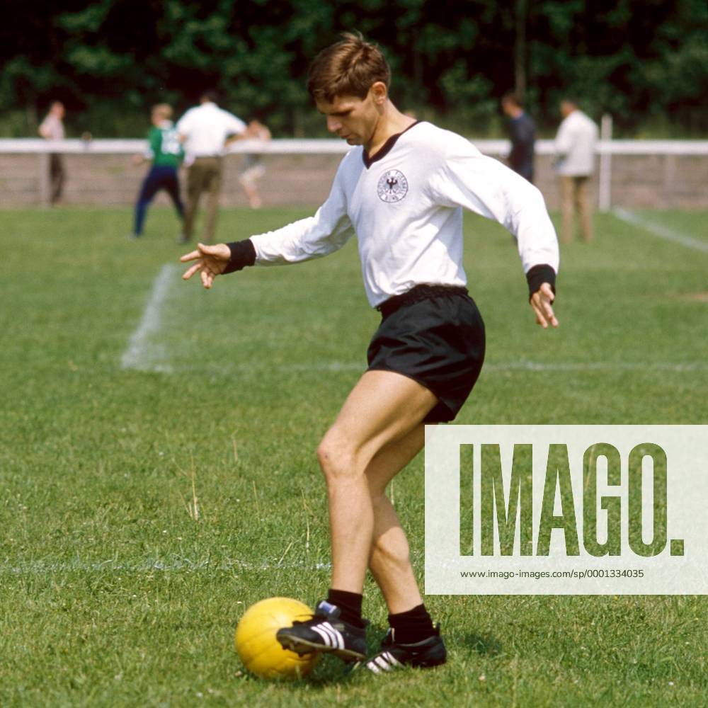 Wolfgang Weber (BR Deutschland) Fußball WM Herren DEUTSCHSPRACHIGE SPORTZEITSCHRIFTEN UND -ZEITUNGEN NUR NACH RÜCKSPRACHE, Weltmeisterschaft 1966 Einzelbild Aufnahmedatum geschätzt Birmingham
