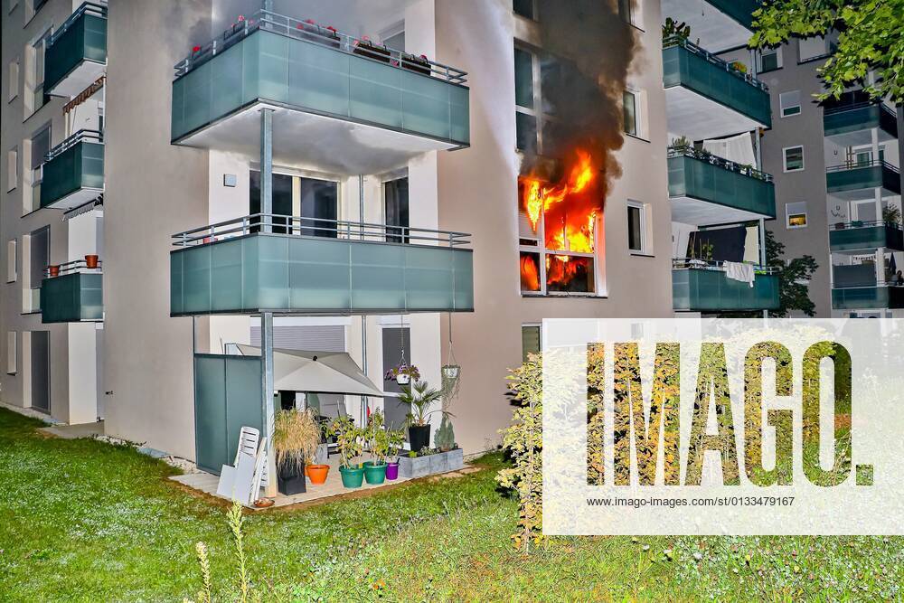 Toter und mehrere Verletzte bei Wohnungsbrand in Stuttgart 07.09.2021: Bei einem Wohnungsbrand in einem Mehrfamilienhaus im Stuttgarter Stadtteil Giebel in der Mittenfeldstrasse, ist ein Mann ums Leben gekommen sowie vier weitere Personen verletzt worden eine davon schwer. Gegen 2.14 Uhr wurde der Notruf abgesetzt. Feuerwehr und der Rettungsdienst mit insgesamt 86 Einsatzkräfte eilten an den Brandort. Flammen schlugen bereits aus dem Fenster, aus einer Wohnung im ersten Obergeschoss. Die Kräfte drangen unter Atemschutz zur Personenrettung sowie einem Löscheinsatz in die Brandwohnung vor. Nach Polizeiangeben kam für einen 71-jährigen jede Hilfe zu spät. Eine schwerverletzte Frau sowie vier weitere Verletzte wurden in ein Krankenhaus gebrach