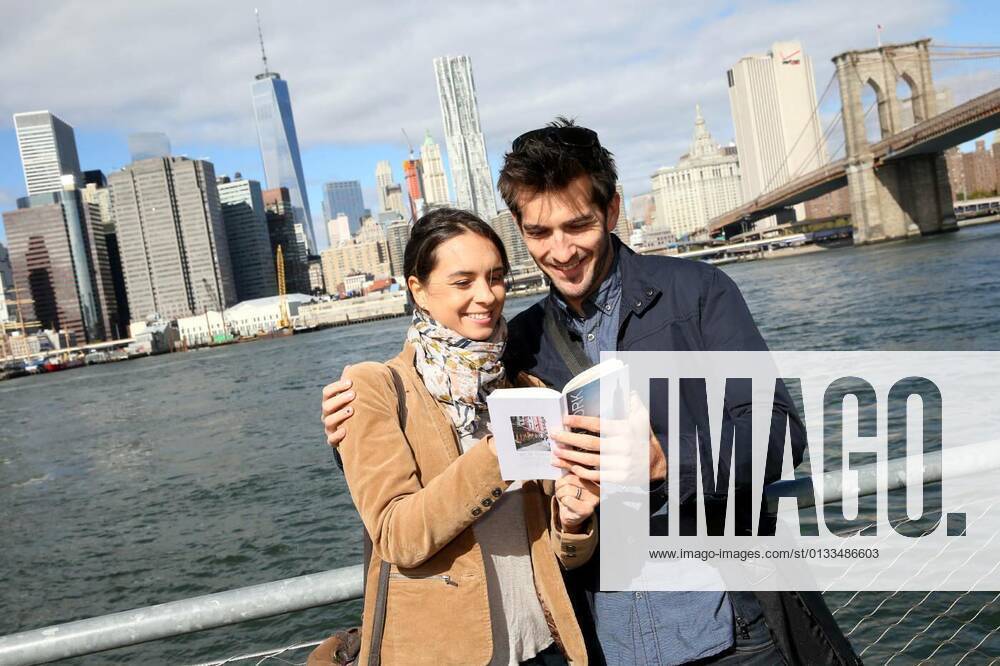 Couple of tourists reading New York city guide model released, Symbolfoto, 15.06.2016,