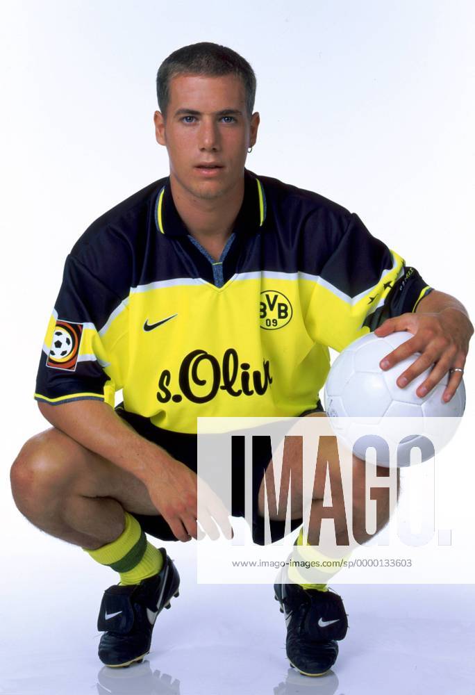 Lars Ricken (BVB) mit Ball in der Hocke Fußball 1. BL Herren Saison 1997 1998: BVB Borussia Dortmund Einzelbild