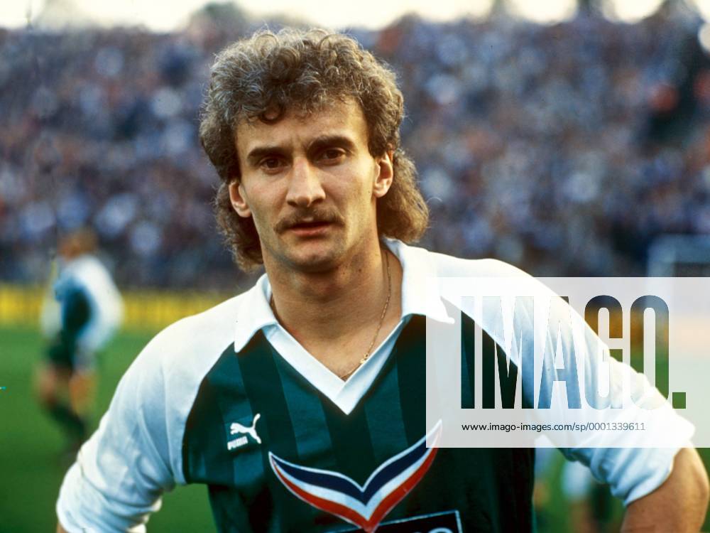 Rudi Völler (Bremen) Fußball 1. BL Herren DEUTSCHSPRACHIGE SPORTZEITSCHRIFTEN UND -ZEITUNGEN NUR NACH RÜCKSPRACHE, Saison 1985 1986 Porträt Aufnahmedatum geschätzt Stuttgart