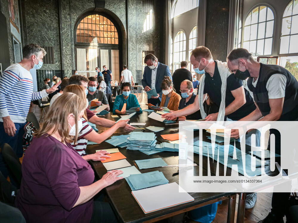 Auszählung zur Kommunalwahl 2021 Punkt 18 Uhr beginnt die Auszählung der Wahlzettel im Neuen Rathaus in Hannover