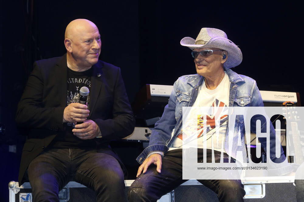 Manfred Hennig und Fritz Puppel von City beim Pressetermin anlässlich ihrer Abschiedstour 50 Jahre City - Die letzte Runde im Kesselhaus der Kulturbrauerei. Berlin