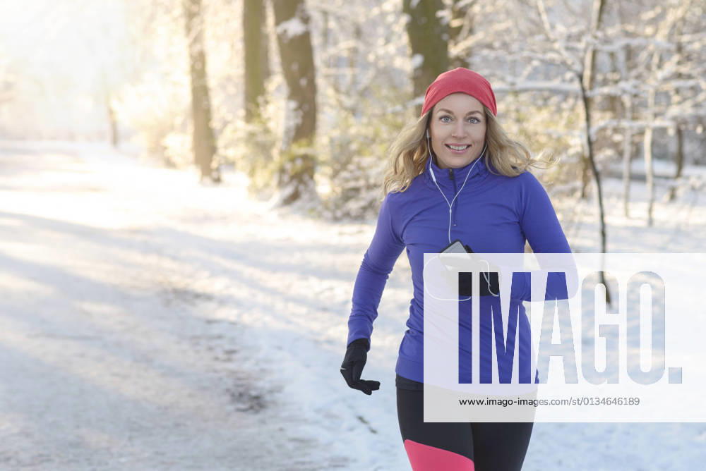 Sportlerin,laufsport,joggerin,musik hören,sportler,sportlerinnen,joggen,jogger,läufer,hören,musik,musikhören
